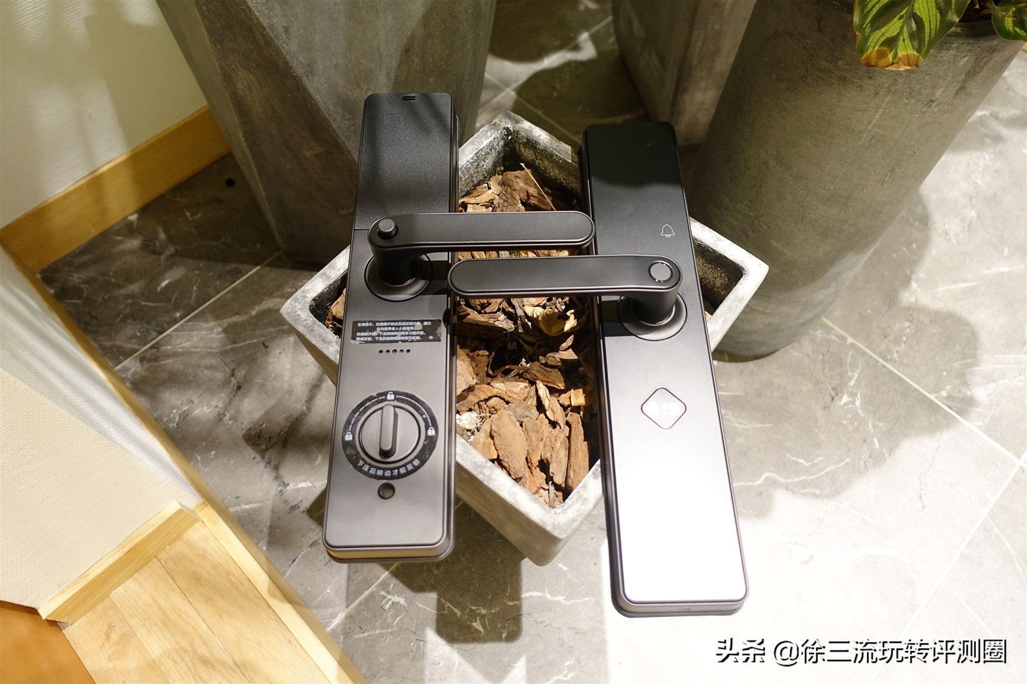 这把指纹锁不得了，内置天猫精灵AI模块，说句话就能开锁