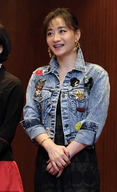 何洁牛仔短裤现身机场,何洁穿白卫衣牛仔短裤