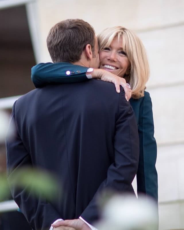 法国总统携夫人亮相,法国总统夫人参观