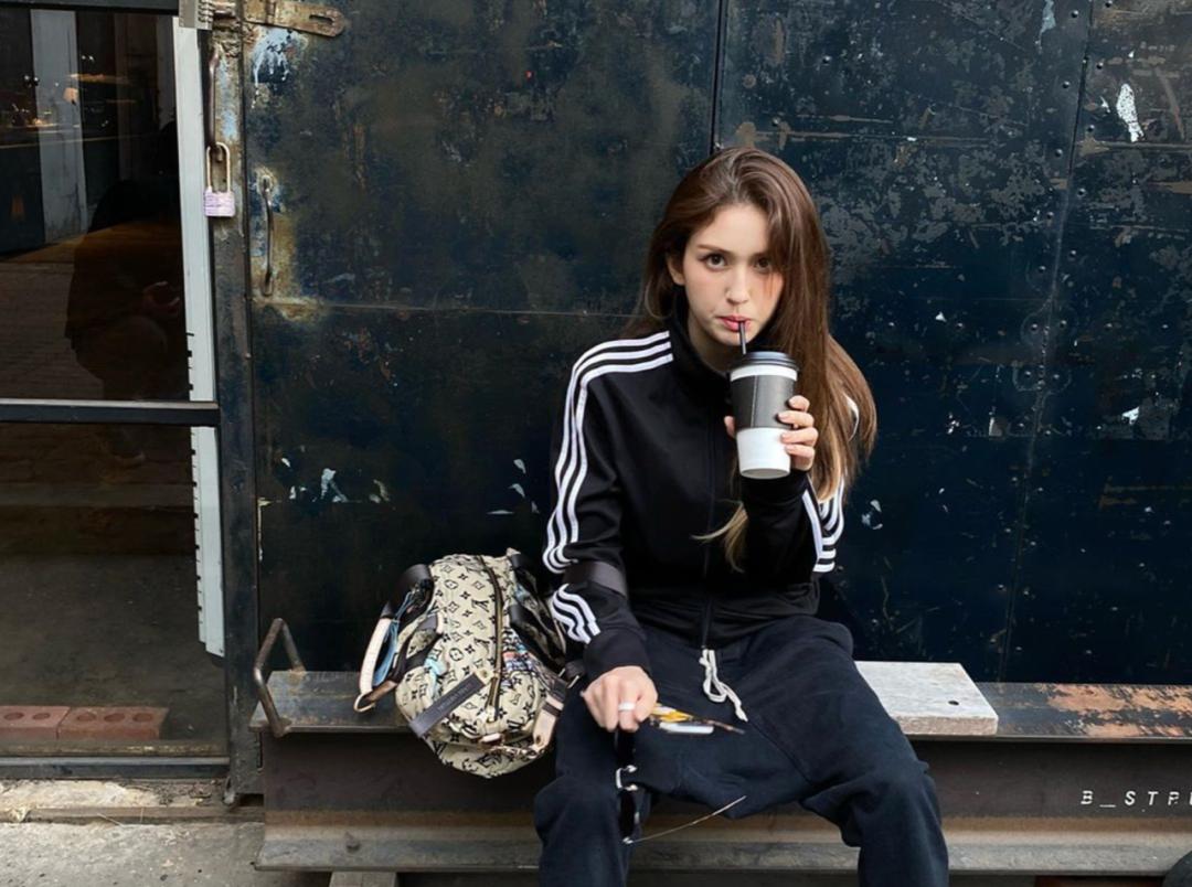 Lisa密友开豪车引争议！又纯又欲的“国民女友”有什么好酸的？