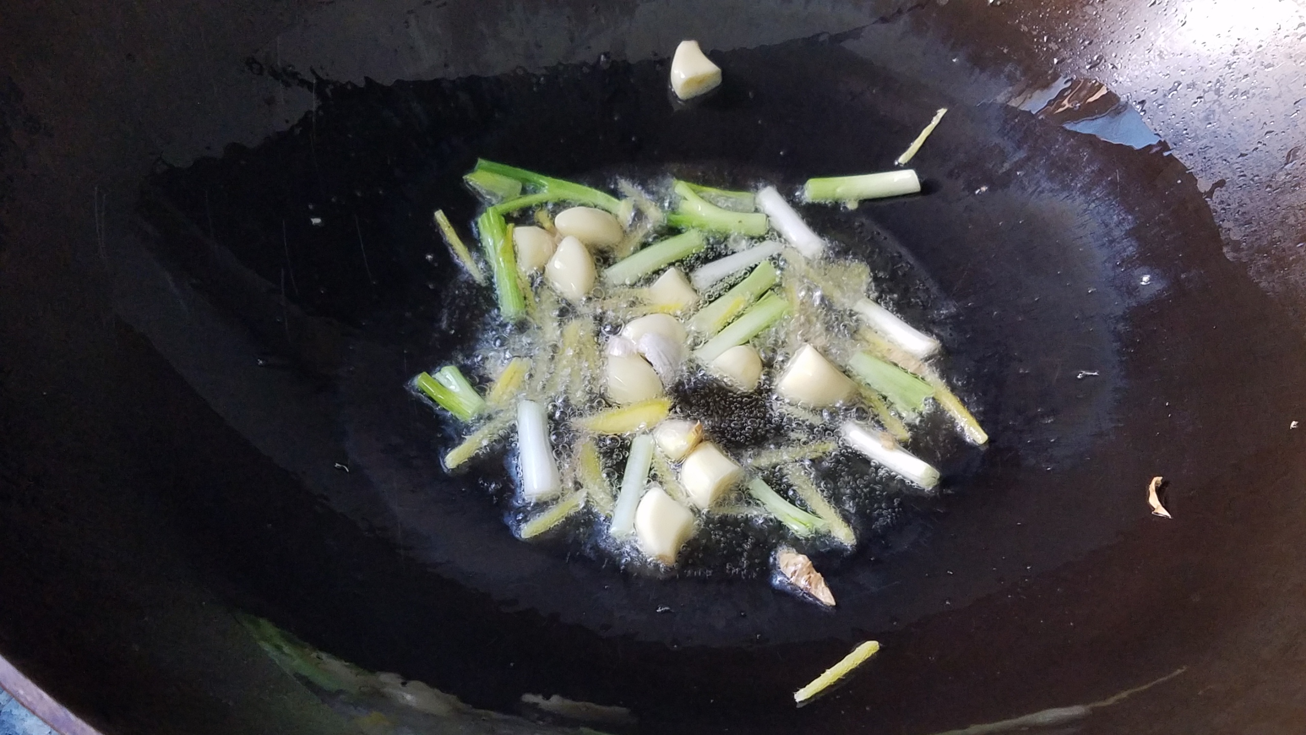 炒香菇炖鸡家常做法,炒香菇家常做法要不要焯水