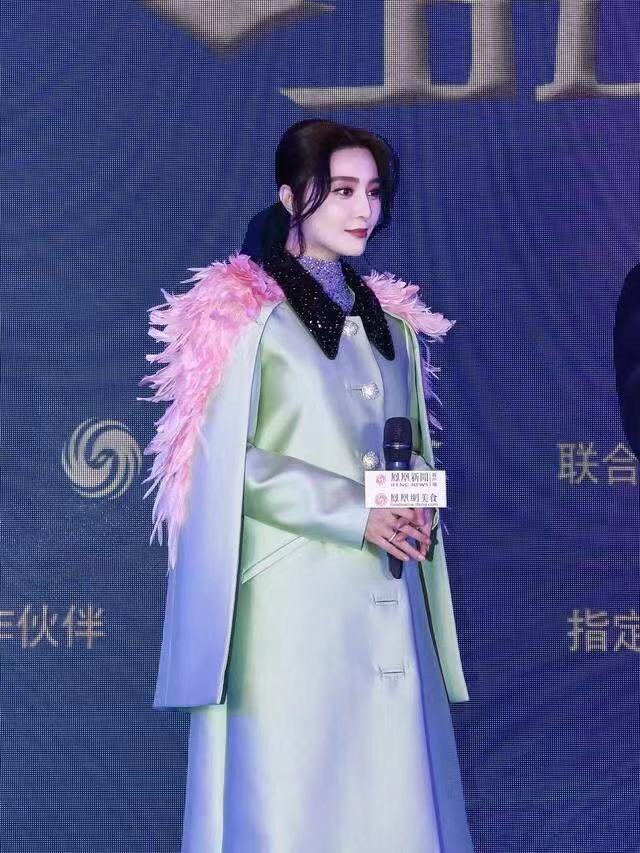 范冰冰身穿华丽的礼服艳压全场,范冰冰红毯粉色背心包头帽