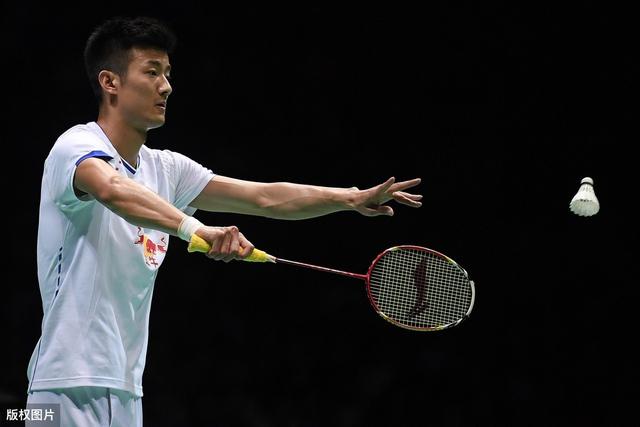 羽毛球最先在哪边发球,羽毛球发球区1-6号区的位置