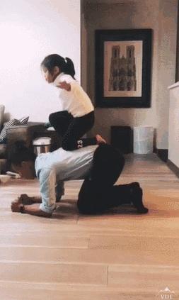 九个月亲子互动小游戏锻炼大脑,不出门在家玩的亲子小游戏