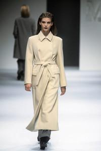 全球最撩超模！一双狐狸媚眼迷倒众生，爆红后却在乡下养鸡？