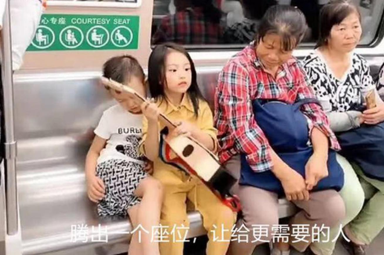 姐弟俩地铁上的“坐姿”火了，乘客纷纷夸赞：这才是真正的富养