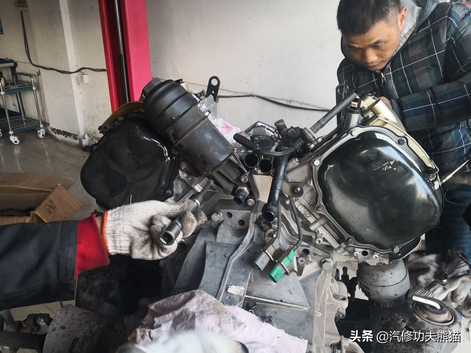 16款奥迪a6l2.5自吸发动机漏油,奥迪a6l2.4免拆烧机油处理靠谱吗