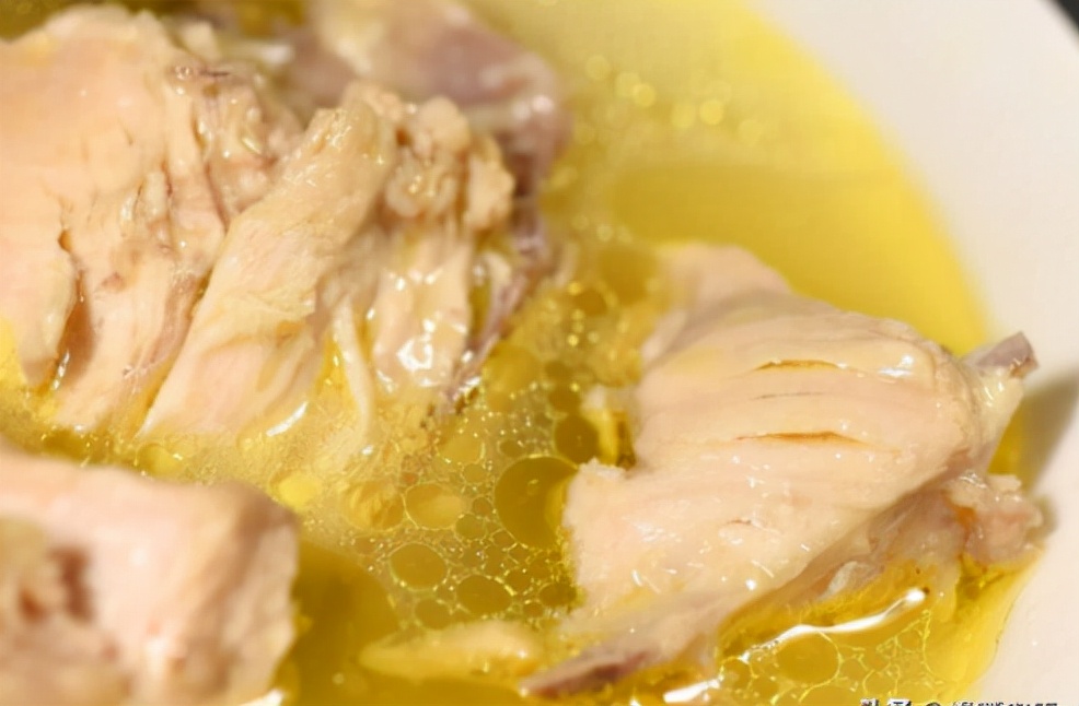 宰鸡时鸡身上的毛根部怎么去掉,鸡肚子里有一包水能不能吃