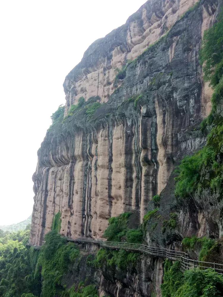 一个让人流连忘返的地方,山清水秀,只需要坐在河边发呆就行。