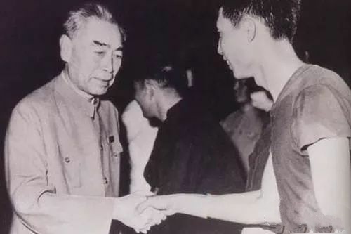 超级球迷：毛*东泽**踢门将，陈毅踢前锋，贺龙一气之下解散国足