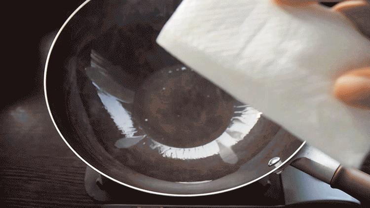 铁锅不粘锅最简单方法,铁锅怎样做才不粘锅视频