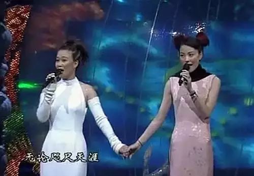 春晚时尚图鉴:热巴杨幂的红裙、王菲刷碗手套和董卿李思思的口红