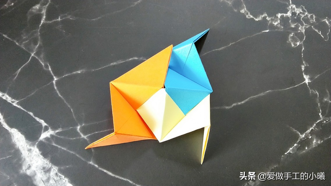 好玩的折纸旋转陀螺有一点点复杂,不用胶水就可以折的陀螺