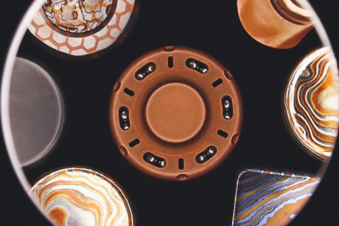 这个指尖陀螺不仅能转,还能啪啪啪?