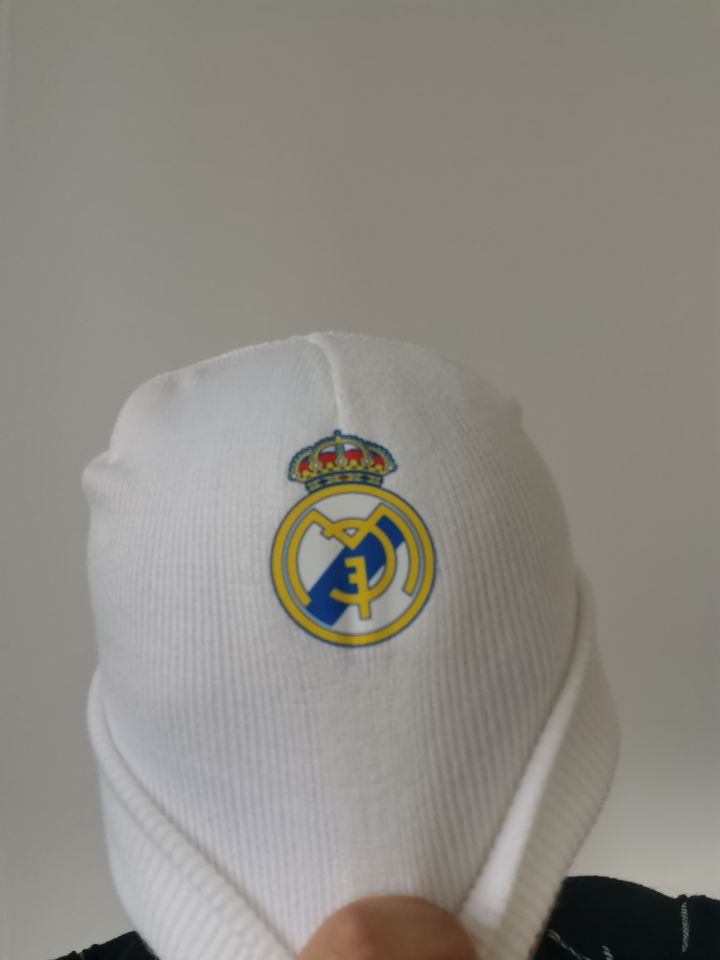 掏空背包，然后放进一双球鞋