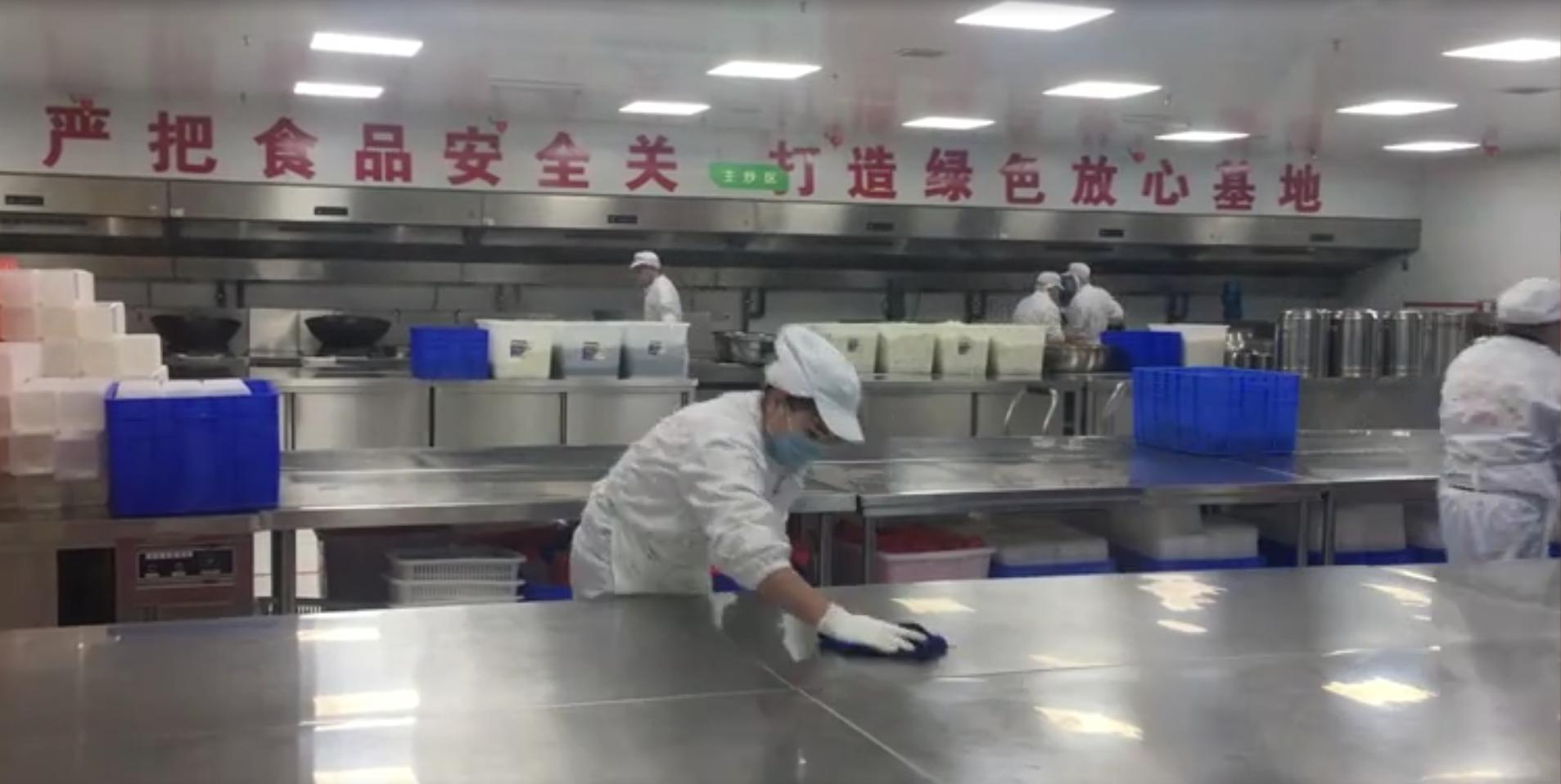 “青”眼相看70年拍客走进“爱老幸福食堂中央厨房”