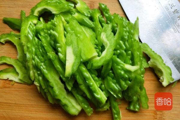 大厨炒苦瓜的做法,炒苦瓜不苦的秘诀