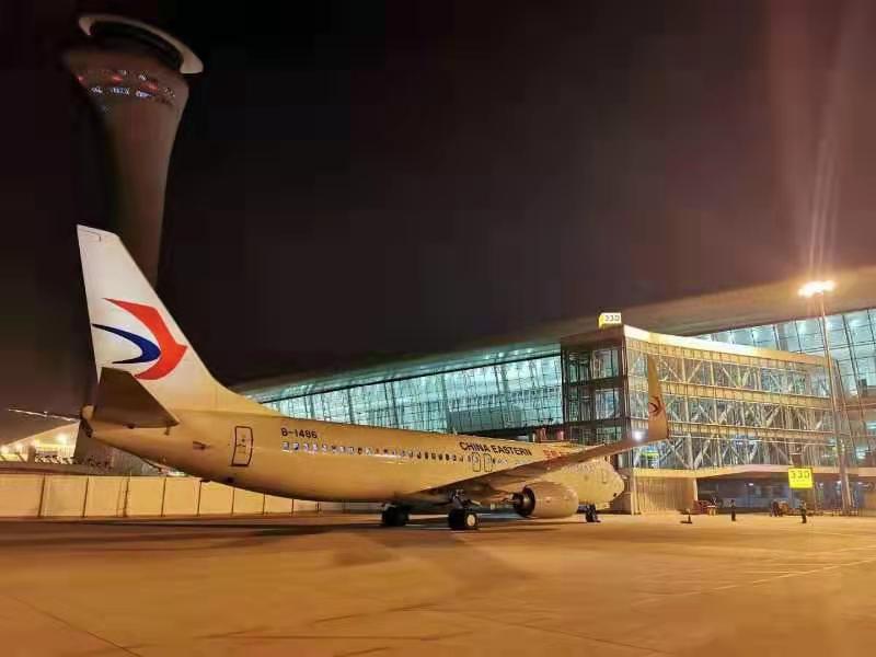 41架包机抵达武汉行李,103名湖北滞留海口游客包机归家