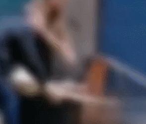 金毛被打反咬人,金毛当街咬人被警察抓