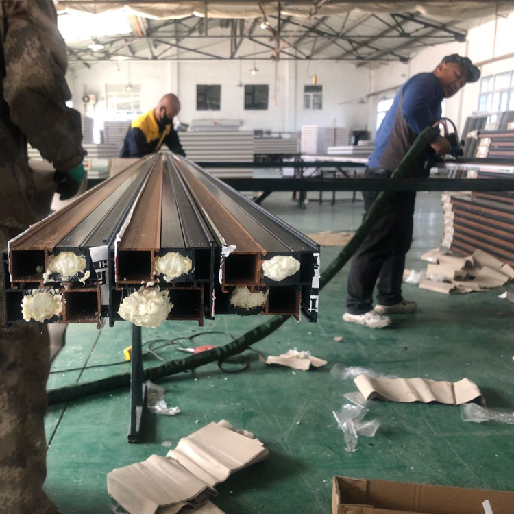 聚氨酯发泡喷涂怎样调整发泡密度,断桥铝窗条发泡填充机