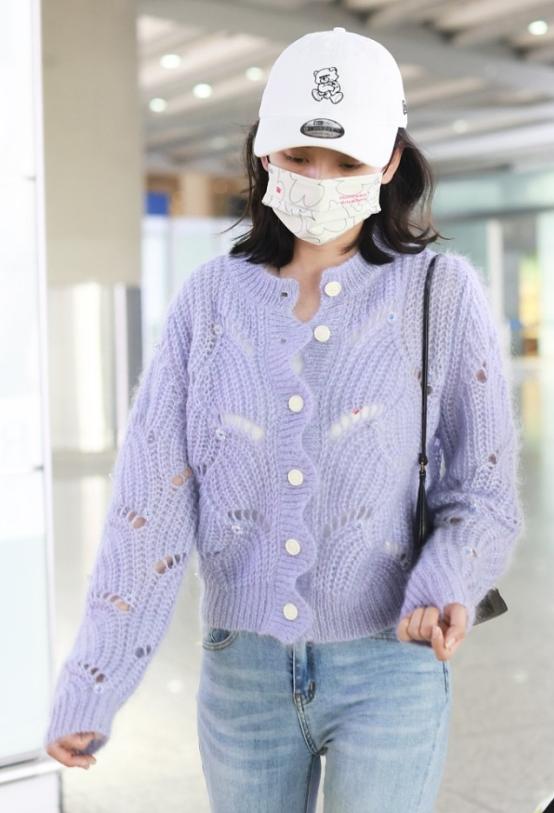 宋祖儿粉色针织配粉色缎面工装裤,宋祖儿披肩花边