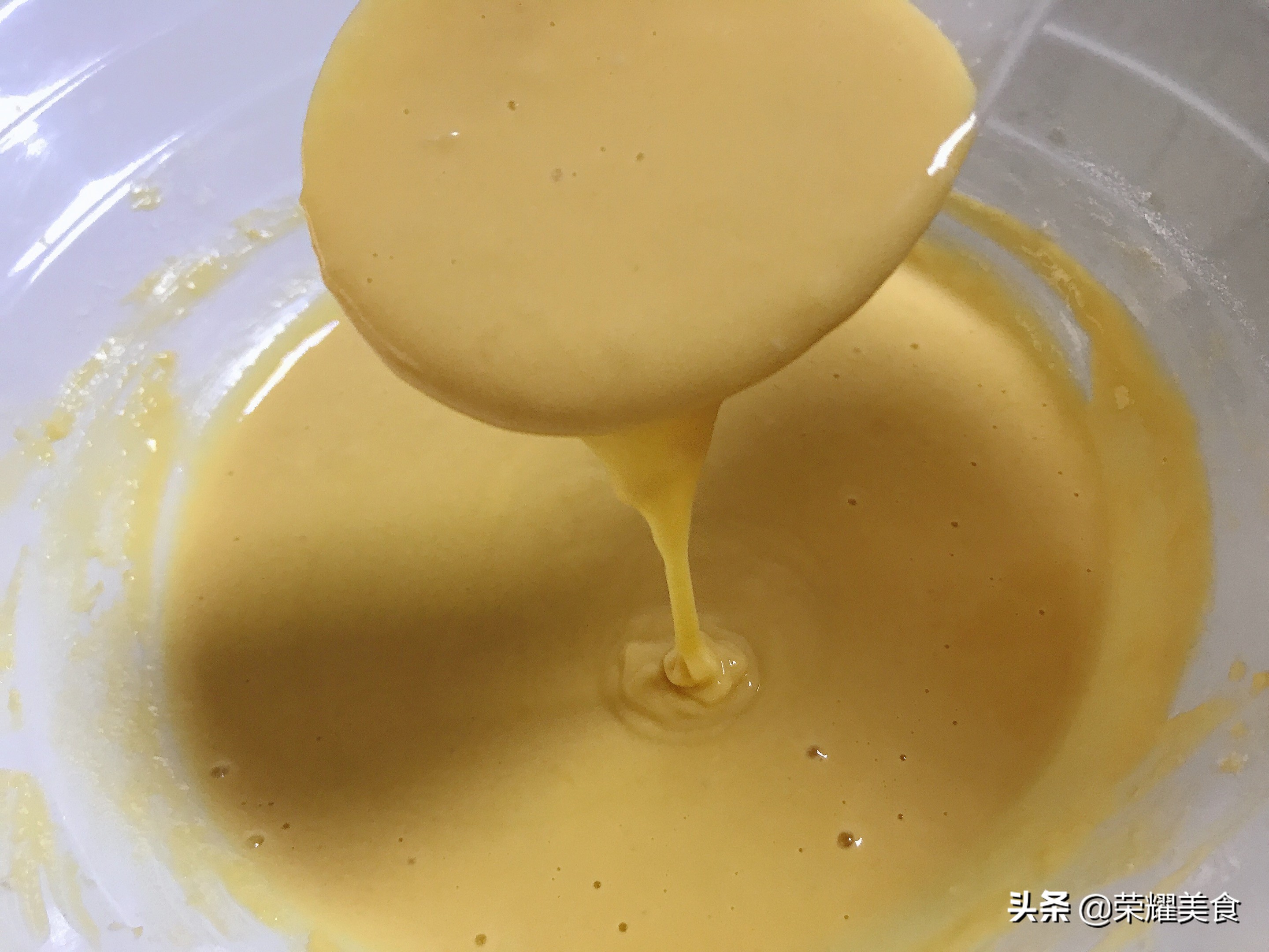 电饭煲做蛋糕简单好吃不用搅拌机,教你用电饭煲做蛋糕方法一学就会