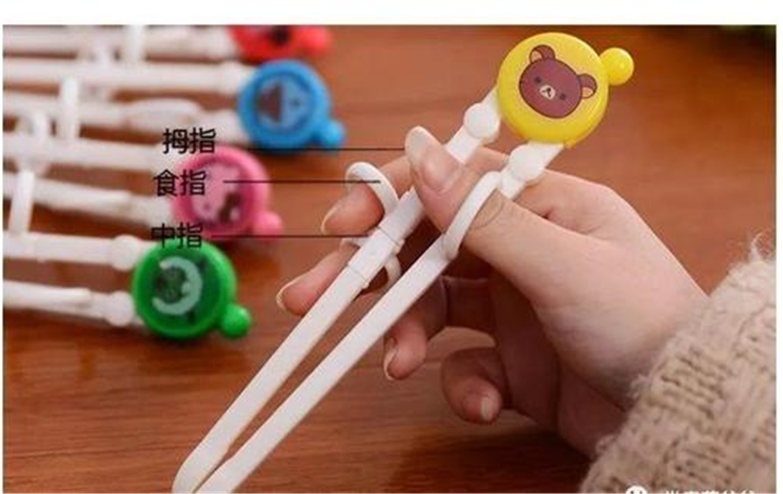 孩子不会用筷子，是不是发育滞后？父母别焦虑，你需要一些技巧