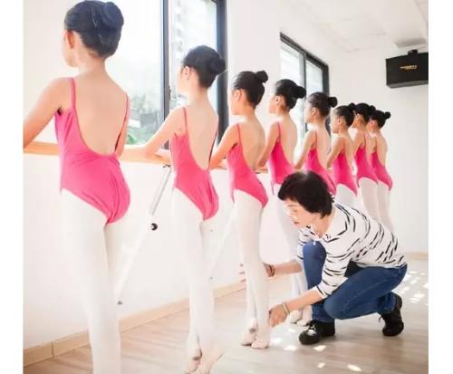 让孩子学舞蹈还是学画画,小孩学跳舞该学什么