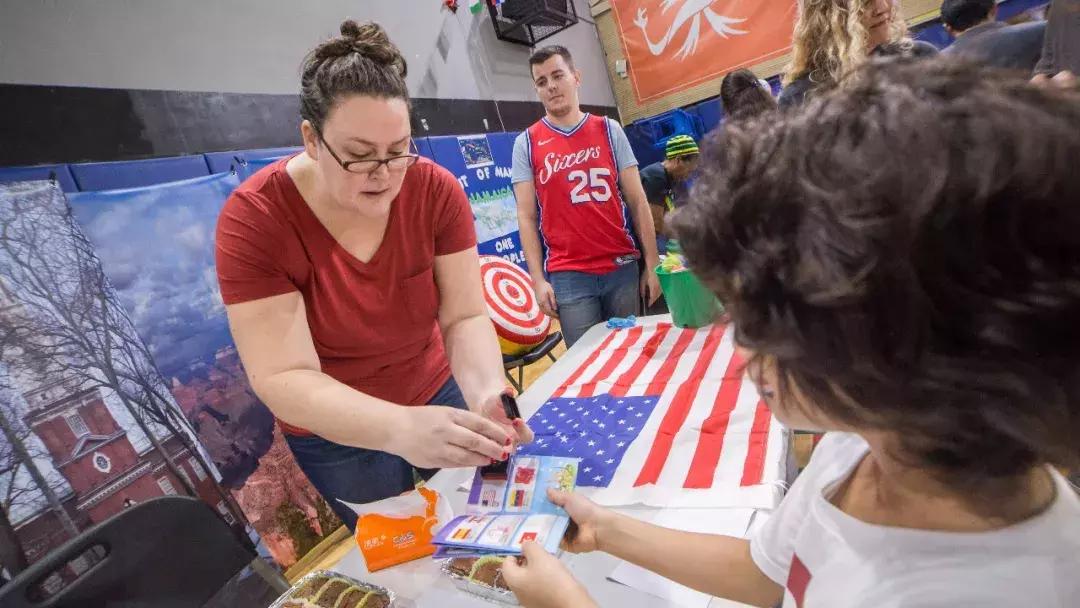 有墨西哥肉卷德国香肠，有棒球运动彩绘走秀，这个学校在干嘛？！