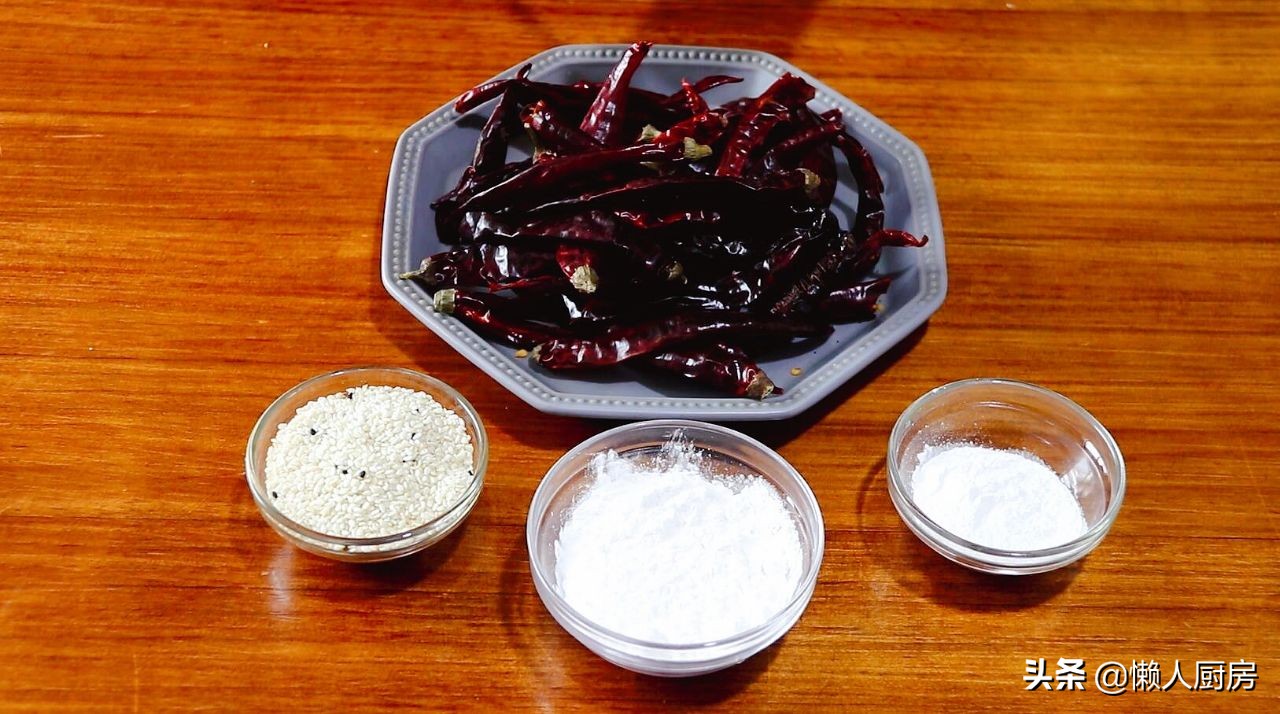 辣椒裹上面炒一下怎么做,面酱炸辣椒做法