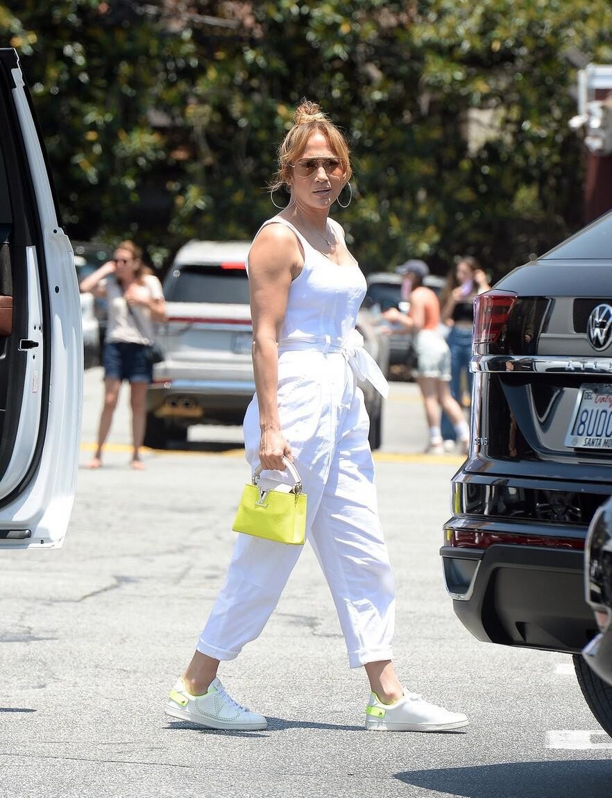 詹妮弗洛佩兹inthemorningmv,詹妮弗洛佩兹身穿蓝色运动套装