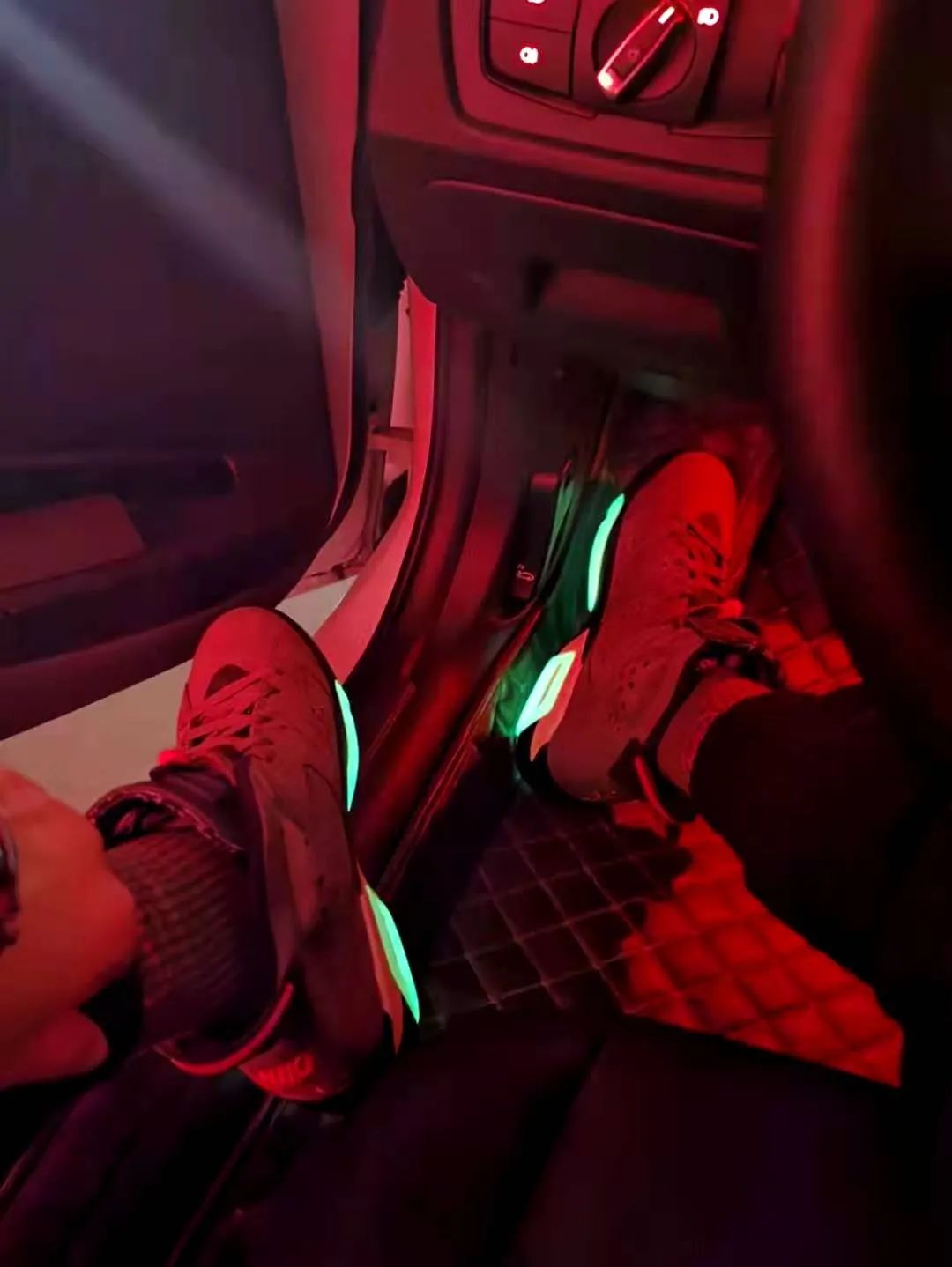 涨见识了!原来很多开宝马的都有一面鞋墙,穿的球鞋不上千就上万