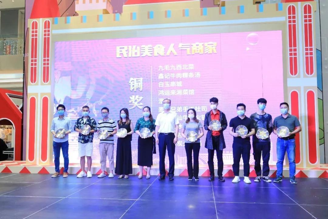 龙华区领导和知名主播亮相直播间,为龙华产品打CALL带货!网友:过瘾