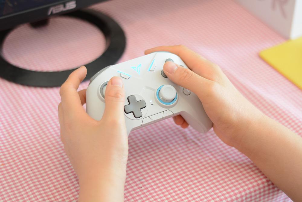 飞智黑武士2和xboxone手柄,飞智黑武士2和雷神g50手柄对比