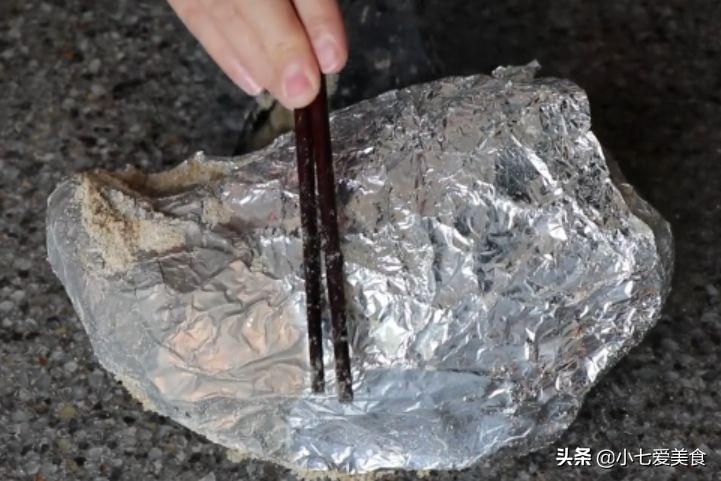 整只鸡扔进电饭煲里焖不加一滴水,把一整只鸡扔进电饭煲内太好吃了