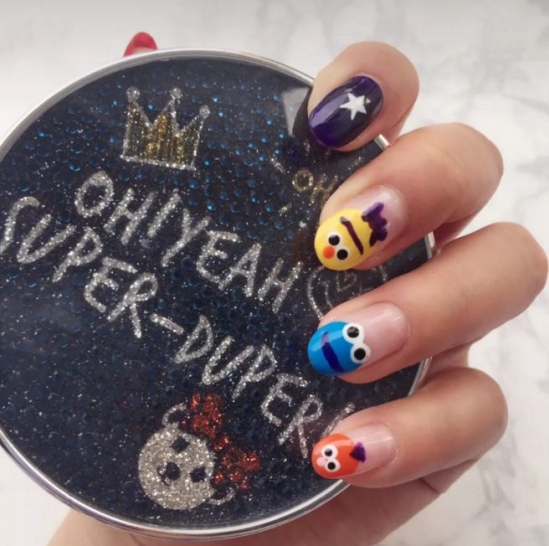 美甲什么颜色显白更气质,渐变色显手白的美甲款式图片