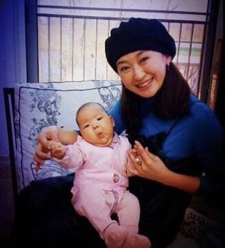 高龄生子、嫁神秘富商、退休成网红，“童年回忆”们变样了吗？