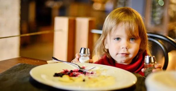 为什么小孩不能吃盐糖,不能吃糖的孩子有什么症状