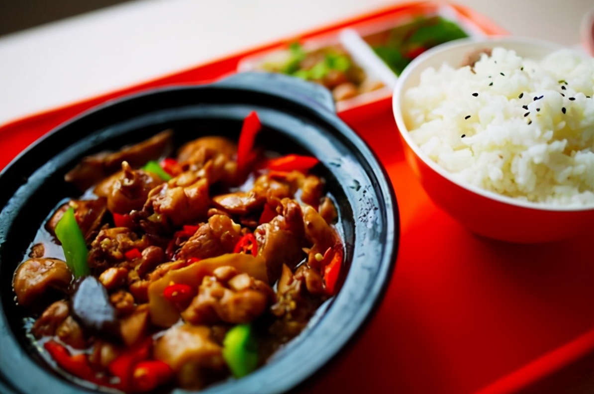 黄焖鸡最受欢迎的菜品,黄焖鸡为什么受欢迎