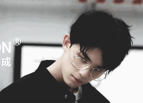 戴眼镜的女生美吗,戴眼镜女生为啥受欢迎