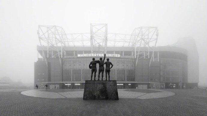 哀悼！中国足坛传来悲痛消息，他把余生献给足球，曼联送上致敬