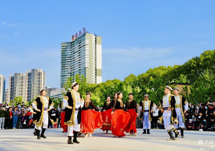 洛阳牡丹广场：*疆新**舞大联欢