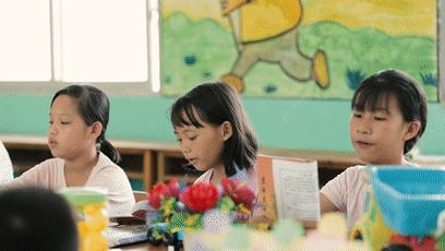 广西忻城一农妇,没有文化连拼音都不会,却带领留守儿童学弟子规