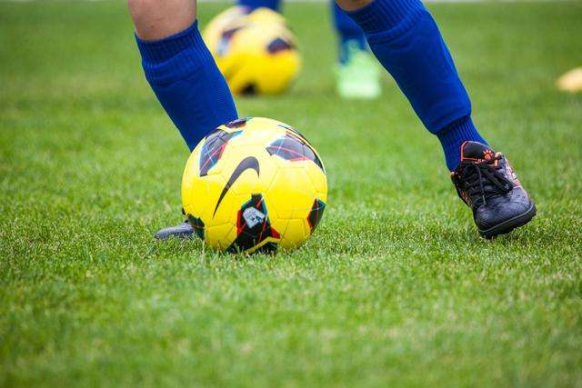 青少年足球跑位训练方法,足球训练跑位教学儿童