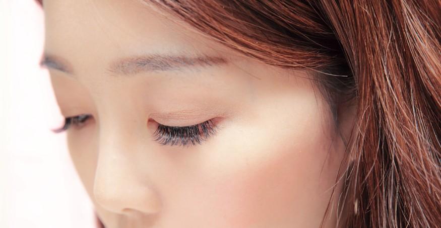 睫毛偏硬还容易塌,睫毛一刷就塌怎么回事