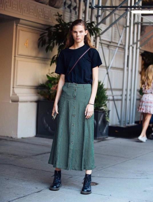 马丁靴裙子洋气时髦,长筒系带马丁靴搭配裙子图片