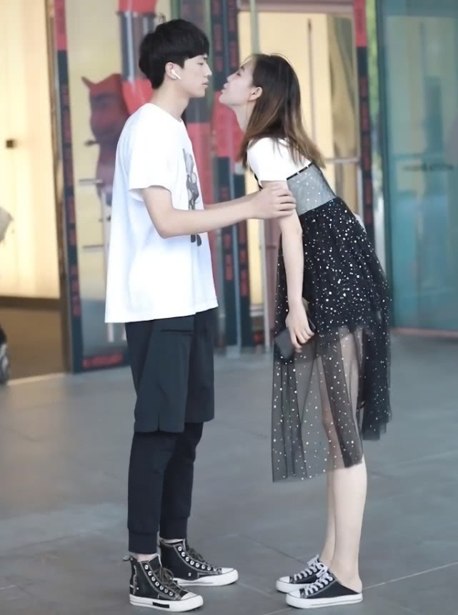 网纱裙怎么穿出高级感,黑色裙子拼接网纱怎么搭配