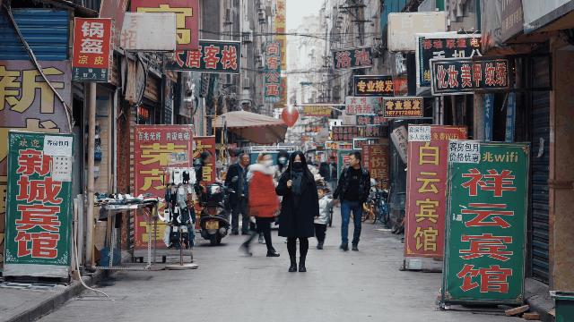 向对面出租屋射了一箭：80后妈妈王莹在城中村的实验艺术