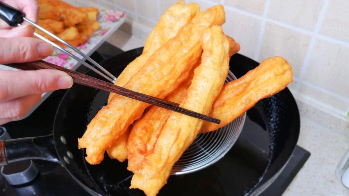 炸油条的新方法不用酵母和泡打粉,炸油条用小苏打还是用泡打粉
