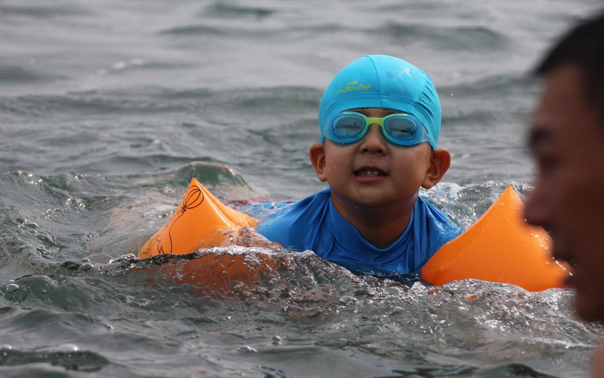 孩子落水自救方法视频,落水后想自救用自身游泳方式自救